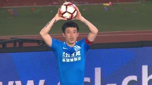“这名球员将在伯纳乌现场观战皇马对阵比利亚雷亚尔的比赛，与弗洛伦蒂诺的会面也在日程安排当中。